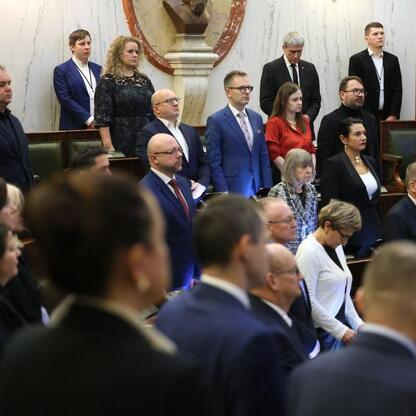 Fotografia przedstawia formalny zebrań w sali rządowej, gdzie dyskutuje się nad budżetem dla Województwa Śląskiego na 2026 rok. (wygenerowano przez AI)
