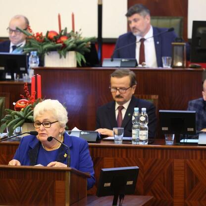 Formalna sesja Sejmiku Województwa Śląskiego, gdzie przyjęto budżet na 2026 rok. (wygenerowano przez AI)