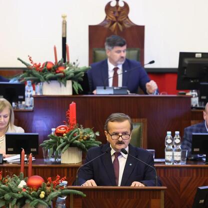 Formalna sesja Sejmiku Województwa Śląskiego, gdzie przyjęto budżet na 2026 rok. (wygenerowano przez AI)