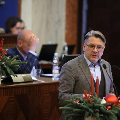 Formalna sesja Sejmiku Województwa Śląskiego, gdzie przyjęto budżet na 2026 rok. (wygenerowano przez AI)