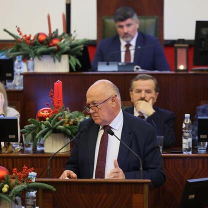 Formalna sesja Sejmiku Województwa Śląskiego, gdzie przyjęto budżet na 2026 rok. (wygenerowano przez AI)