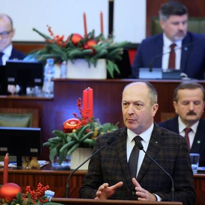 Formalna sesja budżetowa w Silesia, zimowe świąteczne dekoracje. (wygenerowano przez AI)