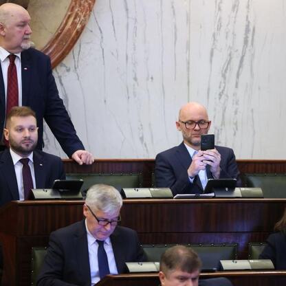 Formalna sesja w Sejmiku Województwa Śląskiego, gdzie dyskutuje się i przyjmuje budżet na 2026 rok. (wygenerowano przez AI)