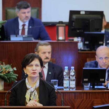 Wizja formalnego posiedzenia Sejmiku Województwa Śląskiego, gdzie przyjęto budżet na 2026 rok. (wygenerowano przez AI)