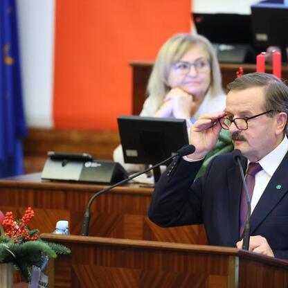 Formalna sesja Sejmiku Województwa Śląskiego, gdzie przyjęto budżet na 2026 rok. (wygenerowano przez AI)