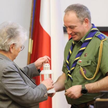 Wniesienie Betlejemskiego Światełka Pokoju przez Śląską Chorągiew ZHP w ramach ceremonii budżetowej dla Województwa Śląskiego. (wygenerowano przez AI)