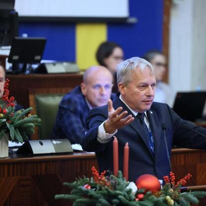 Wojciech Saługa, Marszałek Województwa Śląskiego, prowadzi sesję Sejmiku Województwa Śląskiego, gdzie przyjęto budżet na 2026 rok. (wygenerowano przez AI)