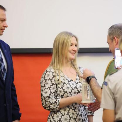 Joanna Bojczuk odbiera symboliczny lanterny, podczas ceremonii budżetowej województwa śląskiego. (wygenerowano przez AI)