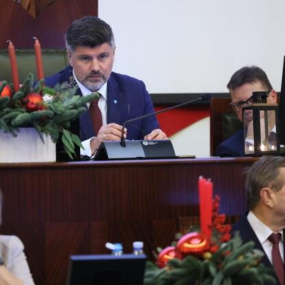 Formalna sesja Sejmiku Województwa Śląskiego, gdzie przyjęto budżet na 2026 rok. (wygenerowano przez AI)