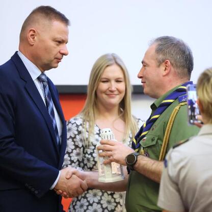 Członkowie Zarządu Województwa Śląskiego podczas ceremonii zatwierdzają budżet na 2026 rok. (wygenerowano przez AI)