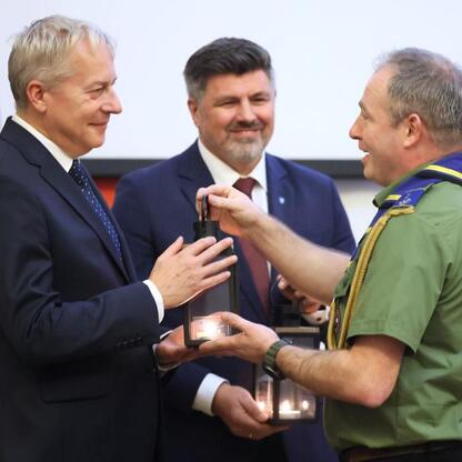 Wojciech Saługa, Marszałek Województwa Śląskiego, prezentuje symboliczną kopertę, podczas ceremonii budżetowej. (wygenerowano przez AI)