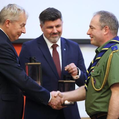 Wojciech Saługa, Marszałek Województwa Śląskiego, podczas ceremonii zatwierdzania budżetu 2026. (wygenerowano przez AI)