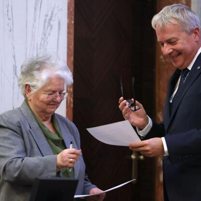 Wojciech Saługa, Marszałek Województwa Śląskiego, podpisuje dokumenty podczas ceremonii budżetowej. (wygenerowano przez AI)