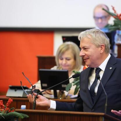 Wojciech Saługa, Marszałek Województwa Śląskiego, przewodniczy sesji Sejmiku, gdzie przyjęto budżet na 2026 rok. (wygenerowano przez AI)