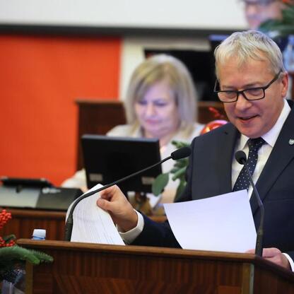 Marszałek Województwa Śląskiego Wojciech Saługa przemawia podczas sesji Sejmiku, podtrzymując budżet na 2026 rok. (wygenerowano przez AI)