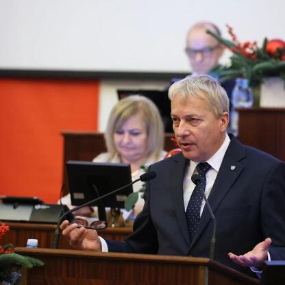 Wojciech Saługa, Marszałek Województwa Śląskiego, przewodniczy sesji Sejmiku, przyjmując budżet na 2026 rok. (wygenerowano przez AI)