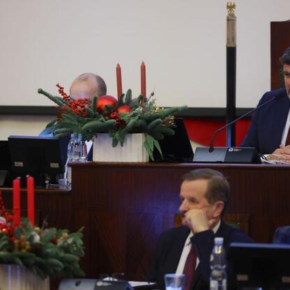 Formalna sesja Sejmiku Województwa Śląskiego, gdzie przyjęto budżet na 2026 rok. (wygenerowano przez AI)