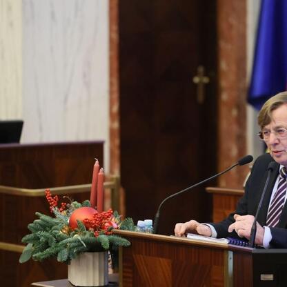 Wojciech Saługa, Marszałek Województwa Śląskiego, przemawia na sesji Sejmiku, gdzie przyjęto budżet na 2026 rok. (wygenerowano przez AI)