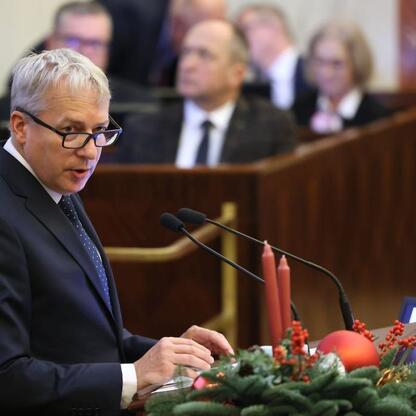 Marszałek Województwa Śląskiego Wojciech Saługa przemawia na sesji budżetowej Sejmiku, otoczony dekoracjami świątecznymi. (wygenerowano przez AI)