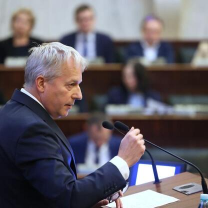 Marszałek Województwa Śląskiego Wojciech Saługa przemawia na sesji Sejmiku, gdzie przyjęto budżet na 2026 rok. (wygenerowano przez AI)