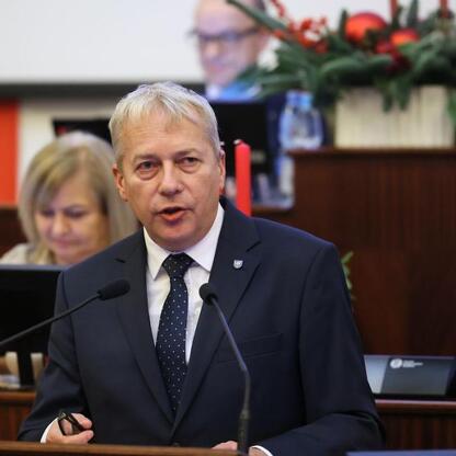 Wojciech Saługa, Marszałek Województwa Śląskiego, przemawia na sesji Sejmiku, gdzie przyjęto budżet na 2026 rok. (wygenerowano przez AI)