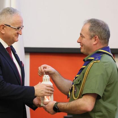 W ceremonii odbędzie się przekazanie Betlejemskiego Światełka Pokoju przez Śląską Chorągiew ZHP. (wygenerowano przez AI)