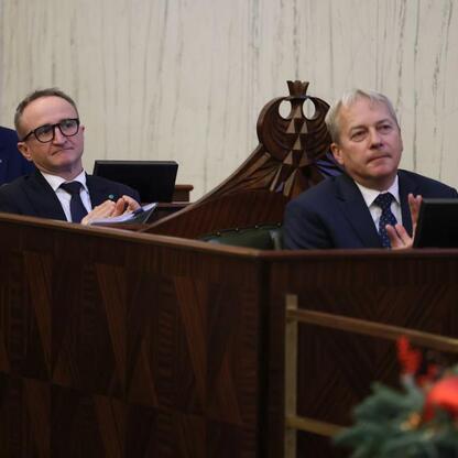 Grupa parlamentarzystów w formalnym uroczystym miejscu, omawiając budżet Śląskiego Województwa na 2026 rok. (wygenerowano przez AI)