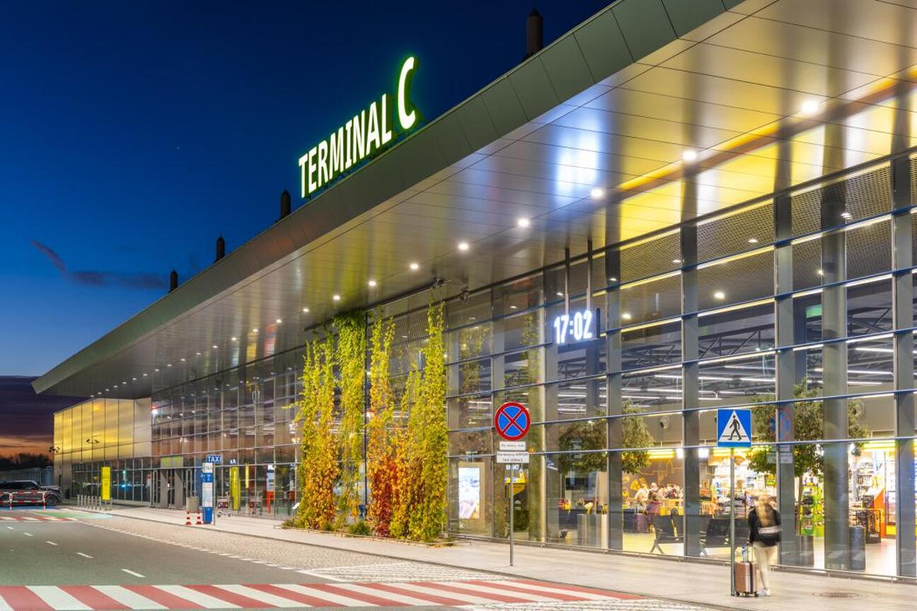 Górnośląskie Towarzystwo Lotnicze S.A. podpisało umowę z Budimex S.A. na rozbudowę terminalu pasażerskiego C w Katowice Airport. (wygenerowano przez AI)