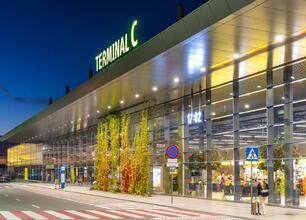 Górnośląskie Towarzystwo Lotnicze S.A. podpisało umowę z Budimex S.A. na rozbudowę terminalu pasażerskiego C w Katowice Airport. (wygenerowano przez AI)