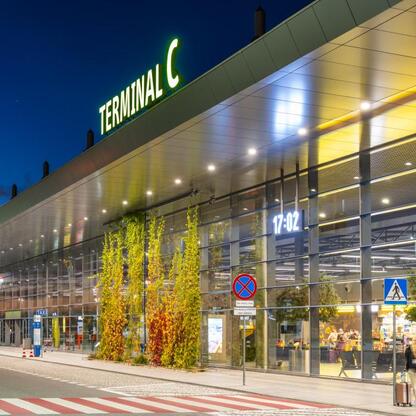 Górnośląskie Towarzystwo Lotnicze S.A. podpisało umowę z Budimex S.A. na rozbudowę terminalu pasażerskiego C w Katowice Airport. (wygenerowano przez AI)
