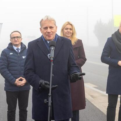Wicemarszałek Grzegorz Boski i marszałek Wojciech Saługa prowadzą konferencję prasową o zakończeniu rekonstrukcji drogi wojewódzkiej 928. (wygenerowano przez AI)