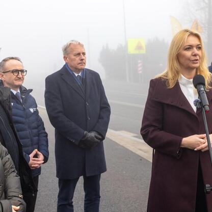 Wojciech Saługa i Grzegorz Boski podczas konferencji prasowej na przebudowanej drodze wojewódzkiej 928. (wygenerowano przez AI)