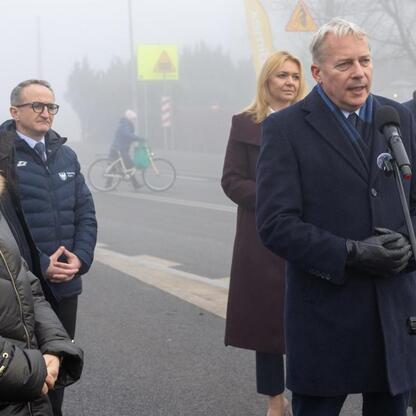 Wojciech Saługa, Marszałek Województwa Śląskiego, przemawia na konferencji prasowej o zakończeniu rekonstrukcji drogi wojewódzkiej 928. (wygenerowano przez AI)
