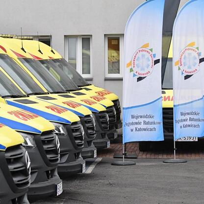 21 nowoczesnych ambulansów Wojewódzkiego Pogotowia Ratunkowego w Katowicach. (wygenerowano przez AI)