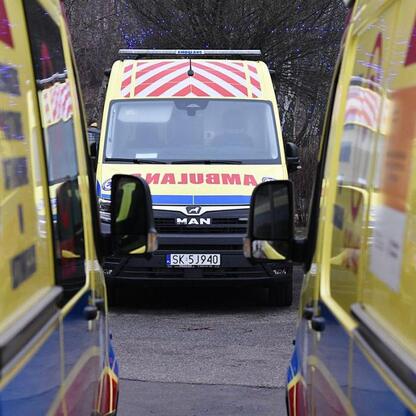 Nowoczesne ambulanse WPR w Katowicach, zmodernizowane i wyposażone w nowoczesne urządzenia medyczne. (wygenerowano przez AI)