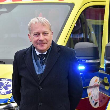Marszałek Wojciech Saługa przed ambulansem wojewódzkim. (wygenerowano przez AI)