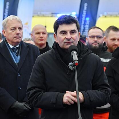Marszałek Wojciech Saługa przemawia na konferencji prasowej o nowych ambulansach dla Wojewódzkiego Pogotowia Ratunkowego w Katowicach. (wygenerowano przez AI)