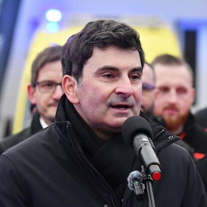 Wojewódzkie Pogotowie Ratunkowe w Katowicach prezentuje nowe ambulanse, podkreślając znaczenie inwestycji w bezpieczeństwo i zdrowie mieszkańców. (wygenerowano przez AI)