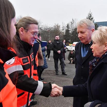Wojciech Saługa, Marszałek Województwa Śląskiego, podczas briefingu prasowego o nowych ambulansach dla Wojewódzkiego Pogotowia Ratunkowego w Katowicach. (wygenerowano przez AI)