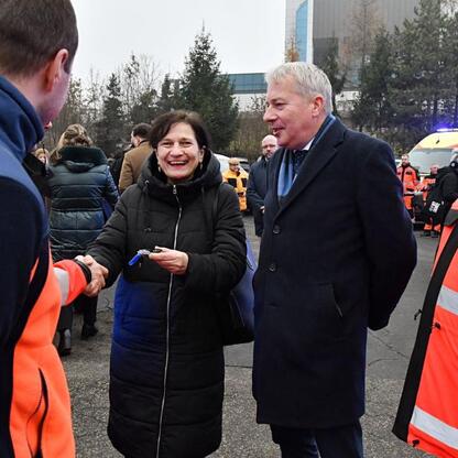 Wojciech Saługa, Marszałek Województwa Śląskiego, wraz z dignitarami i urzędnikami podczas uroczystości wprowadzenia nowych ambulansów do floty Wojewódzkiego Pogotowia Ratunkowego w Katowicach. (wygenerowano przez AI)