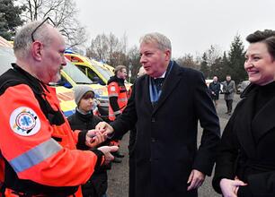 Wojciech Saługa, marszałek Województwa Śląskiego, omawia nowe ambulanse dla Wojewódzkiego Pogotowia Ratunkowego w Katowicach. (wygenerowano przez AI)