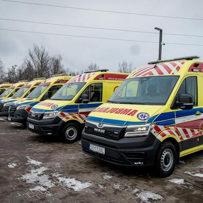 Nowe ambulanse w Sosnowcu, zmodernizowane i wyposażone w najnowocześniejszy sprzęt medyczny. (wygenerowano przez AI)