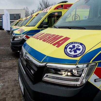 Nowe ambulanse w Sosnowcu, nowoczesny sprzęt medyczny, inwestycja 10 mln zł. (wygenerowano przez AI)