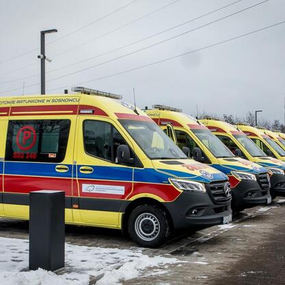 Nowe ambulanse w Sosnowcu, zmodernizowane i wyposażone w nowoczesny sprzęt medyczny. (wygenerowano przez AI)