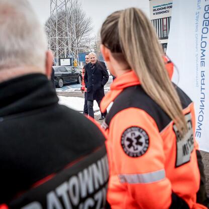 Marszałek Wojciech Saługa i członkowie zarządu podczas ceremonii przekazania nowych ambulansów w Sosnowcu. (wygenerowano przez AI)