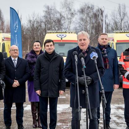 Oficjalna uroczystość przekazania nowych ambulansów dla Sosnowca, z udziałem Wojciecha Saługi i Rafała Adamczyka. (wygenerowano przez AI)
