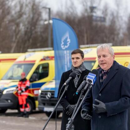 Wojciech Saługa, Marszałek Województwa Śląskiego, przemawia na uroczystości przekazania nowych ambulansów i sprzętu medycznego w Sosnowcu. (wygenerowano przez AI)