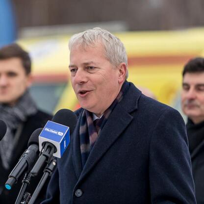 Marszałek Wojciech Saługa przemawia na uroczystości przekazania nowych ambulansów do Sosnowca. (wygenerowano przez AI)