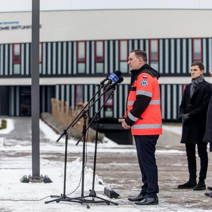Wojciech Saługa, Marszałek Województwa Śląskiego, przekazuje nowe ambulanse i sprzęt medyczny Rejonowemu Pogotowiu Ratunkowemu w Sosnowcu. (wygenerowano przez AI)