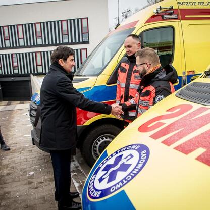 Nowe ambulanse dla Sosnowca i okolic, uroczyste przekazanie sprzętu medycznego. (wygenerowano przez AI)